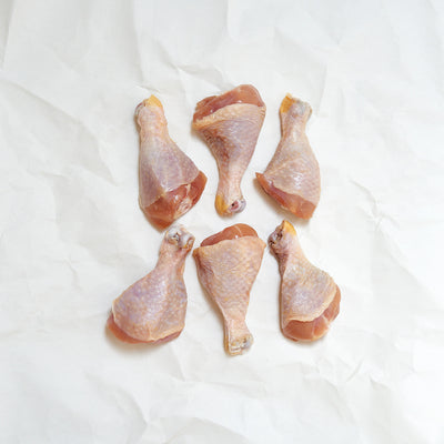 6 raw chicken drumsticks on butcher paper