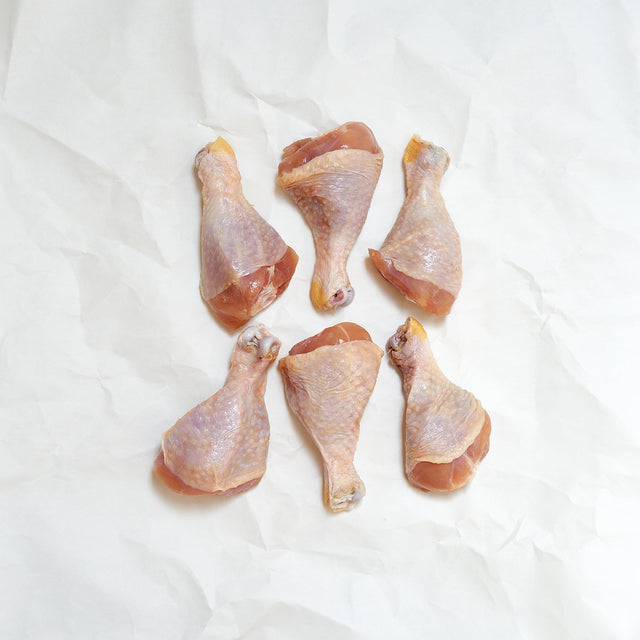 6 raw chicken drumsticks on butcher paper