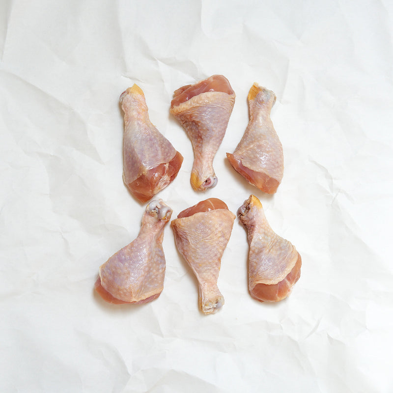 6 raw chicken drumsticks on butcher paper